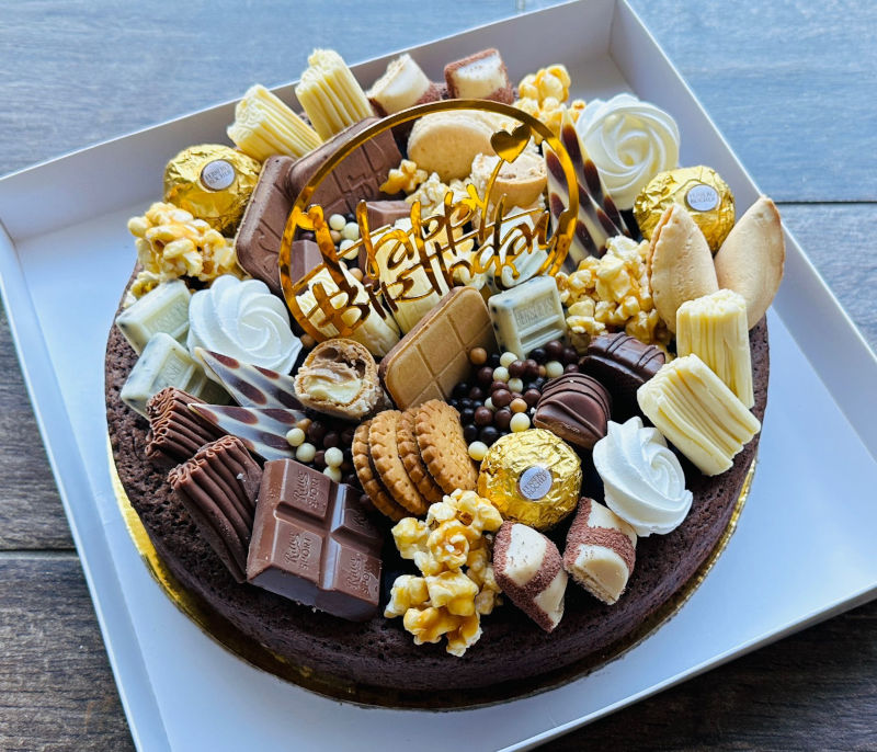 עוגת בראוניז עם שוקולד וממתקים ליום הולדת