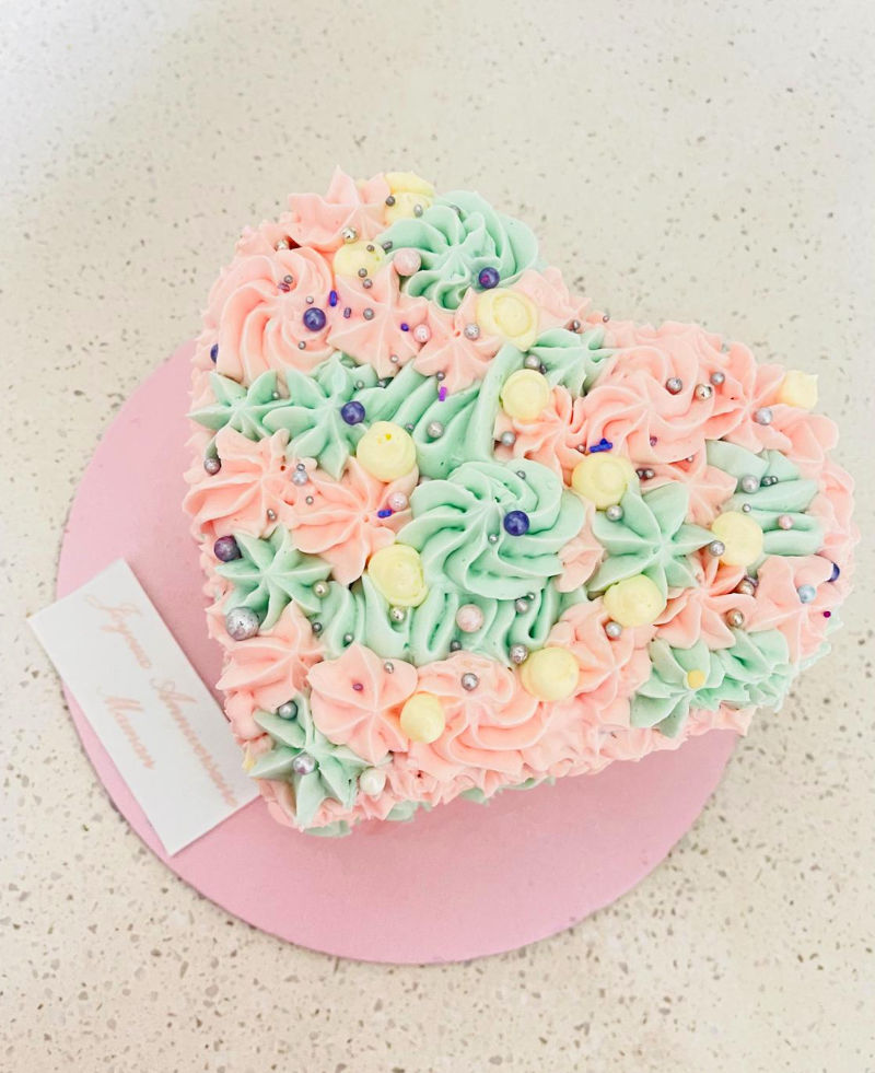 עוגה כשרה זילוף פרחים ליום נישואין
